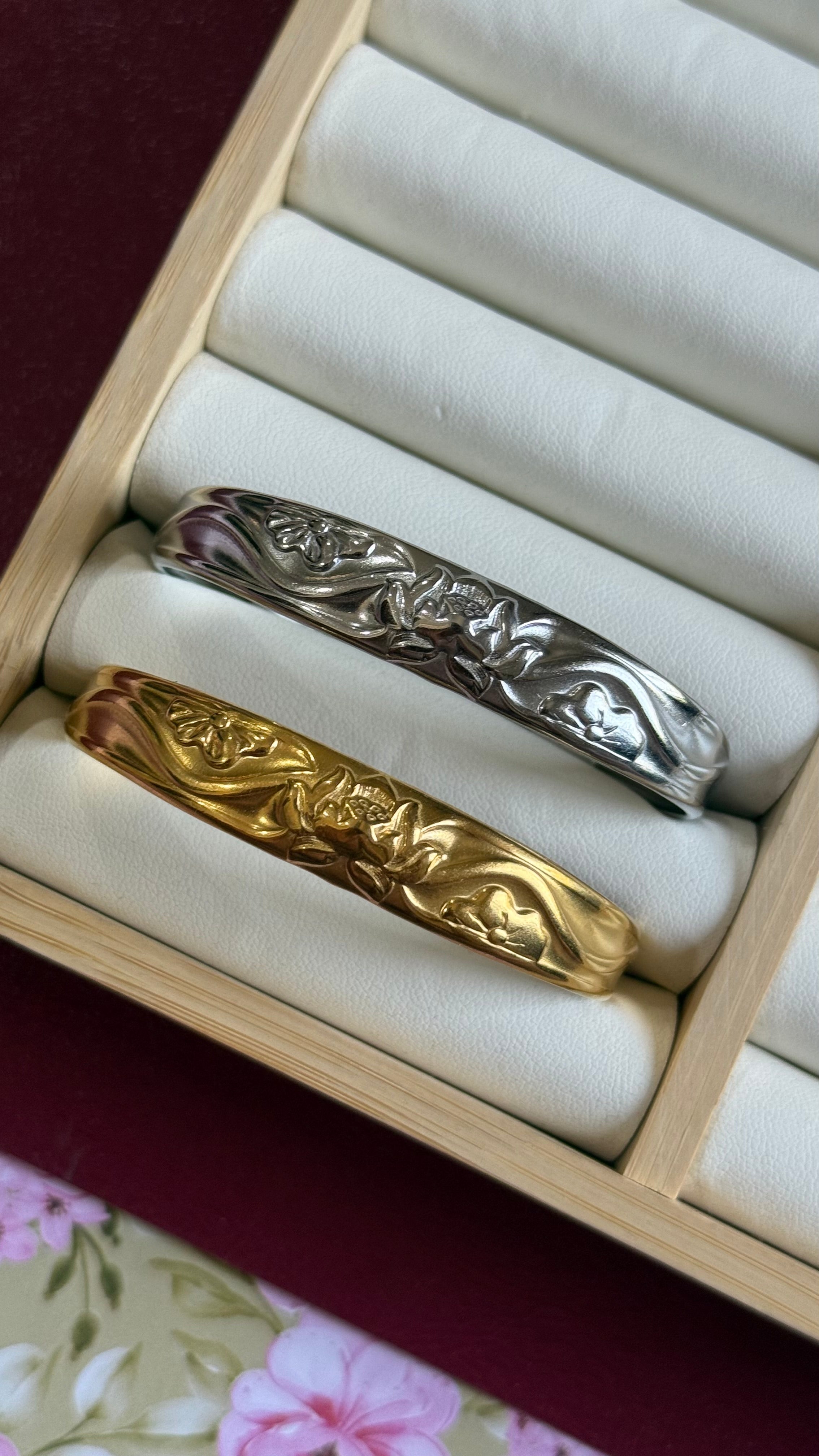 Lotus cuff