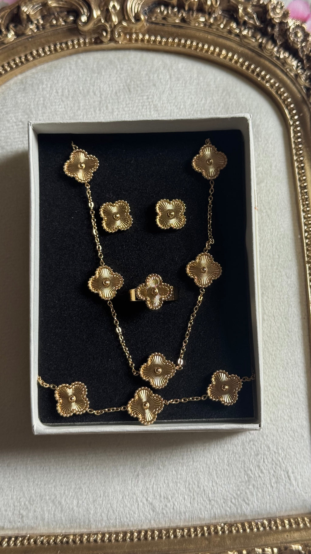 Golden clover set