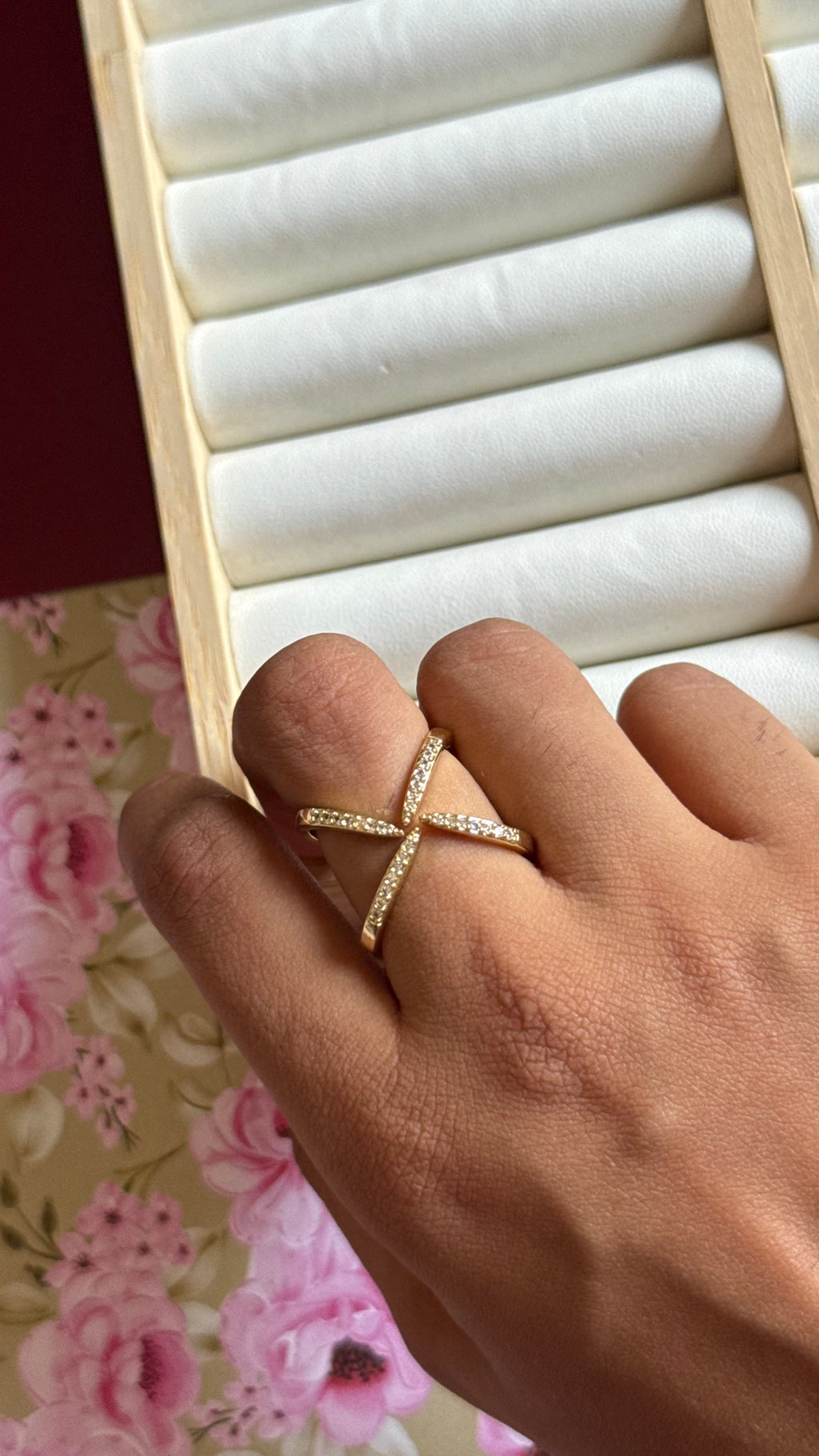 Crisscross ring