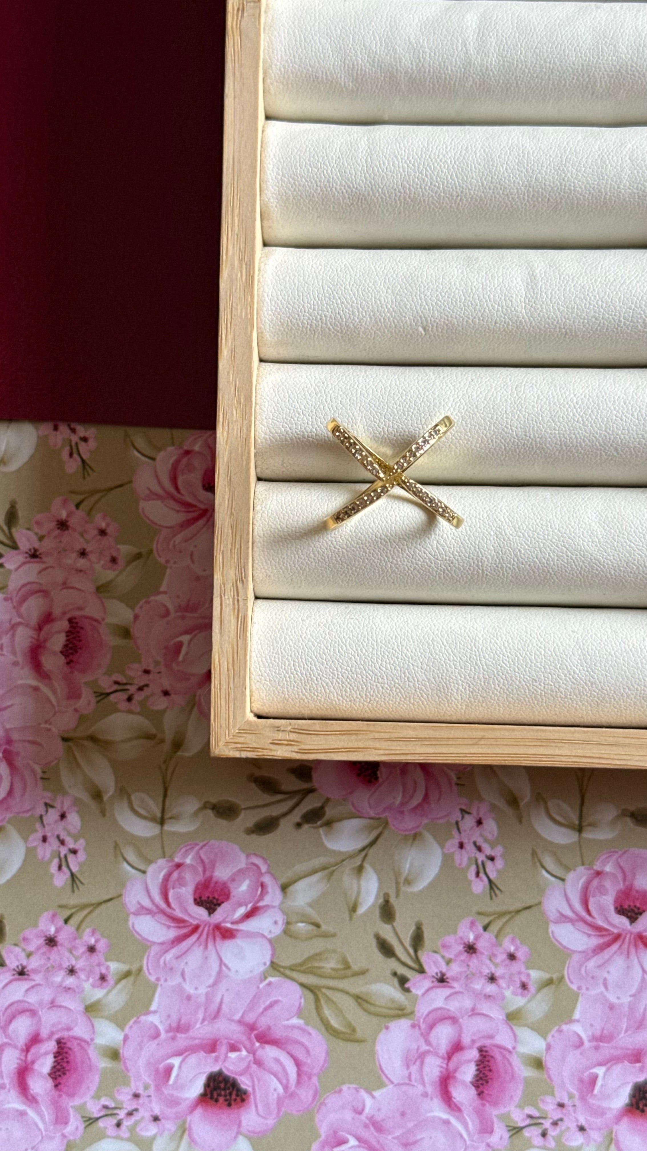 Crisscross ring