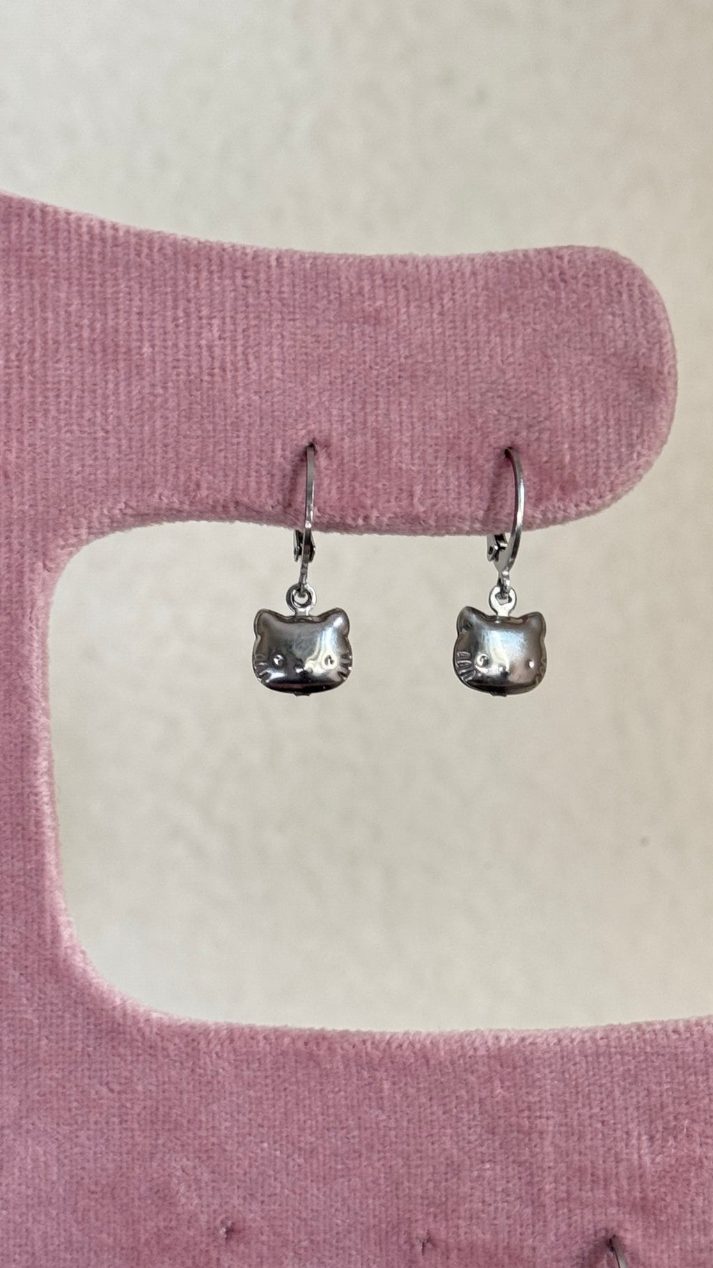 Hello kitty earring