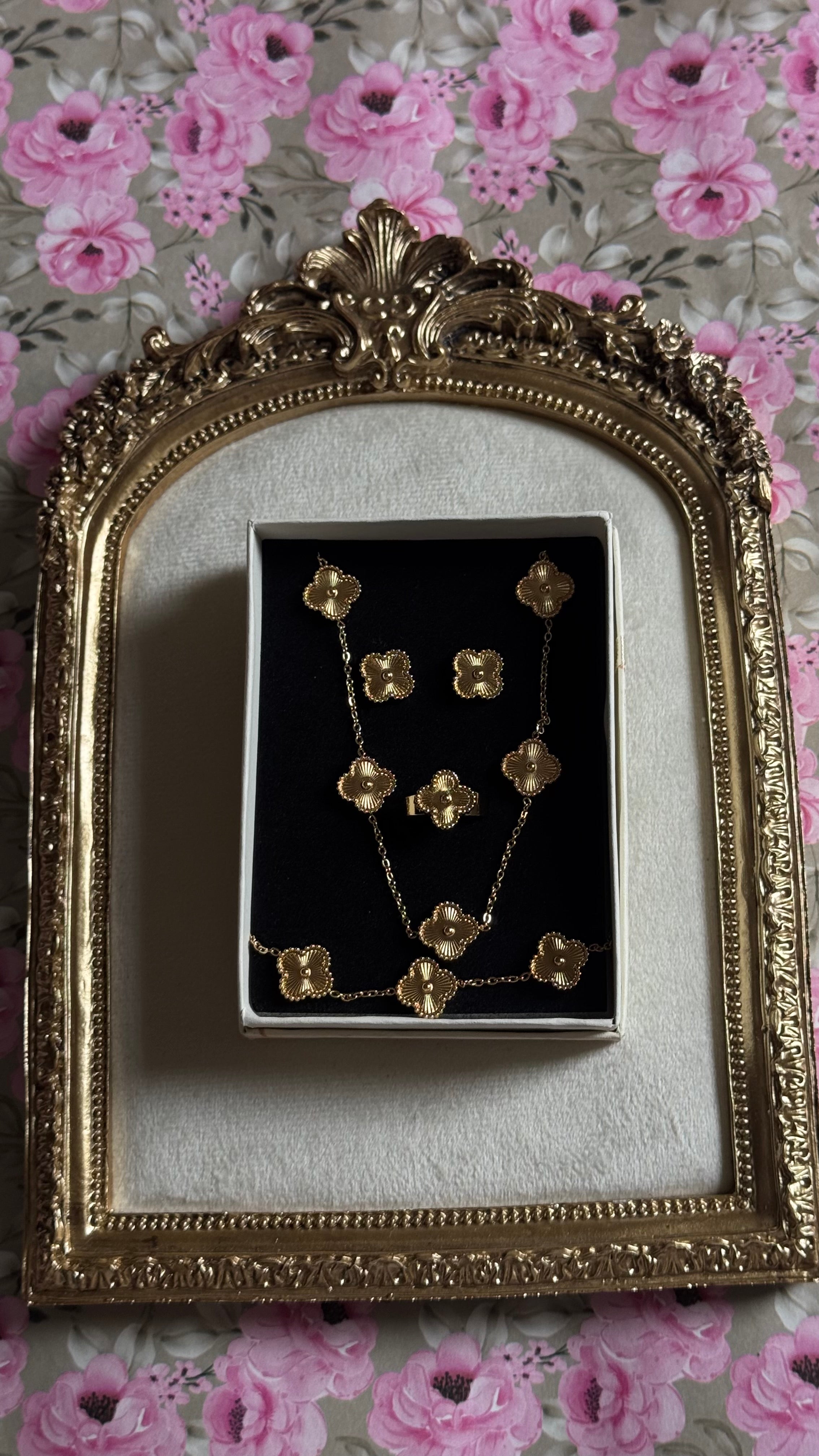 Golden clover set