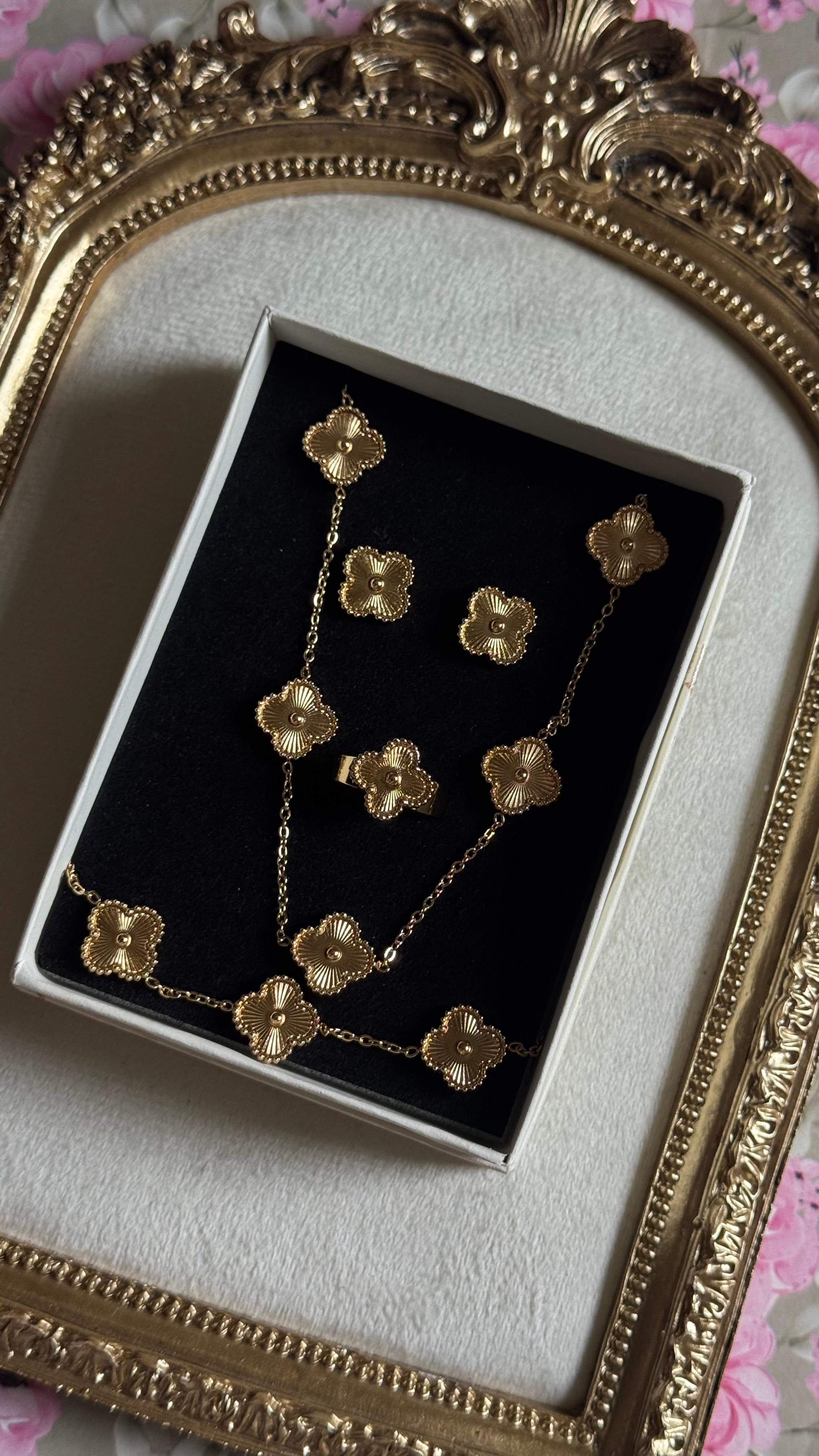 Golden clover set